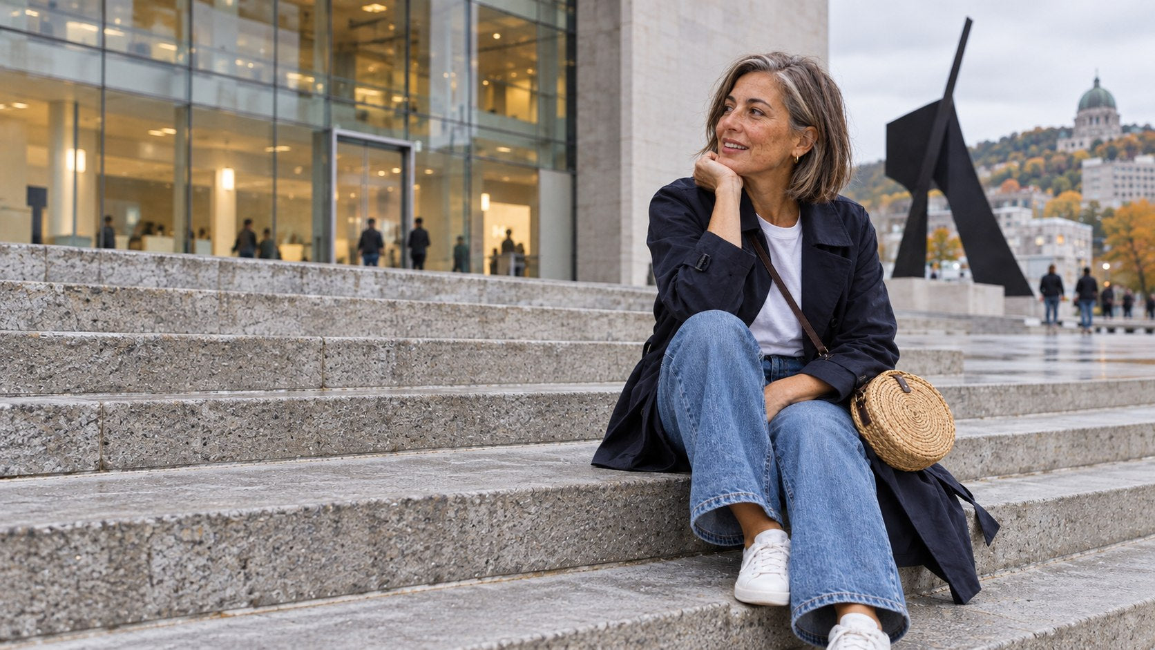 A woman with a round woven crossbody bag in the city — Emma Market